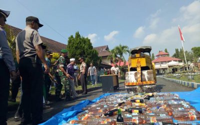 Permalink ke Ratusan Botol Miras Dimusnahkan Polisi