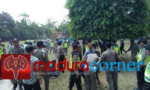 Permalink ke Demo Pemkab Bangkalan, Mahasiswa Bentrok dengan Polisi