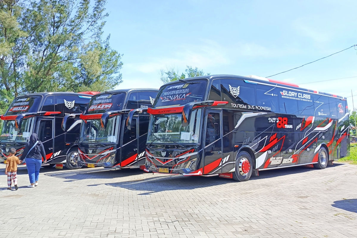 Buses in Indonesia.jpg