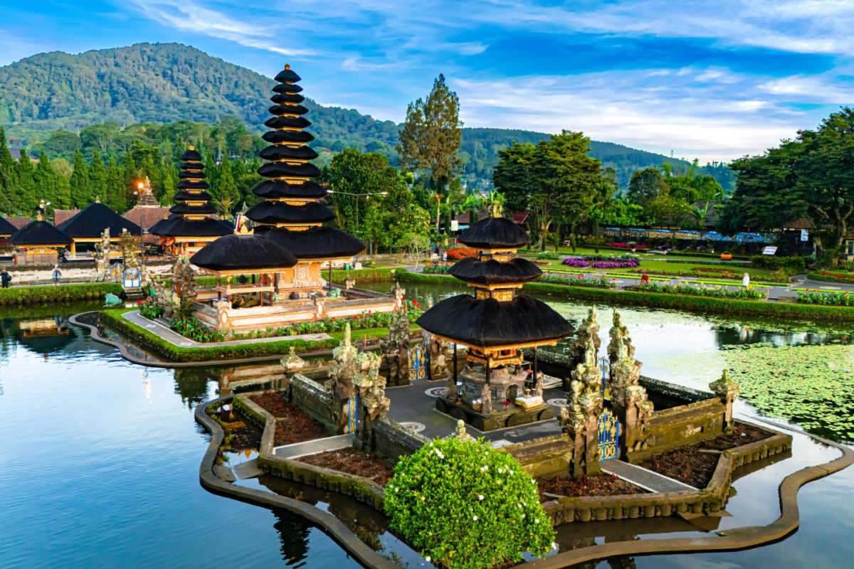 View of Ulun Danu Beratan Temple in Bali.jpg