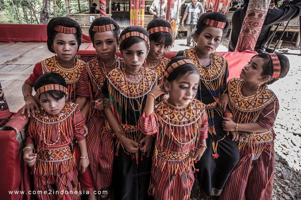cultura toraja silawesi come2indonesia / Indonesian regional languages / Toraja's culture and traditions in Sulawesi